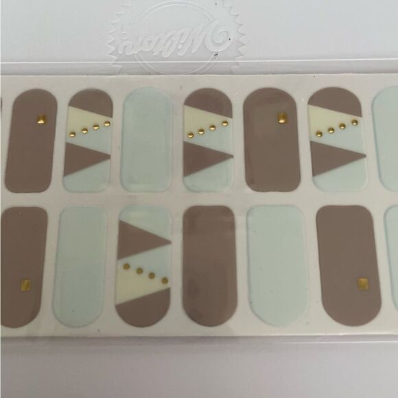 š
2/$15š
 ANGLES ANDĀ DOTS MAUVEāPRESSāONāNAILS - Picture 1 of 3